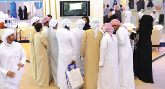 "إقبال كبير على المعرض من الشباب المواطن \t\t\t\t البيان"