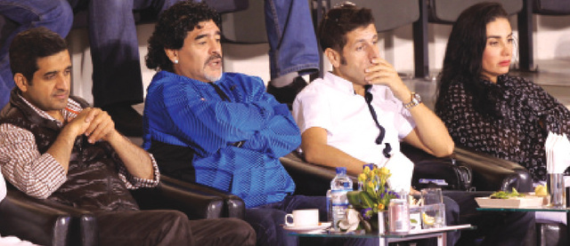 "أحمد سعد الشريف وبجواره مارادونا"