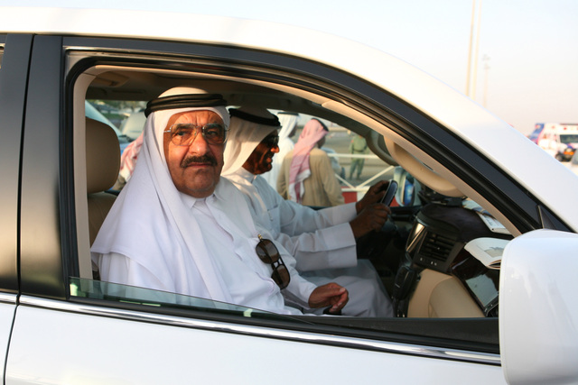 "حمدان بن راشد يتابع السباقات"