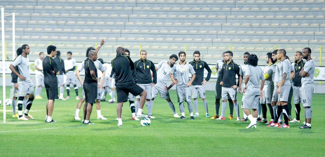 "باروت يوجه لاعبي الوصل قبل المران \tمن المصدر"