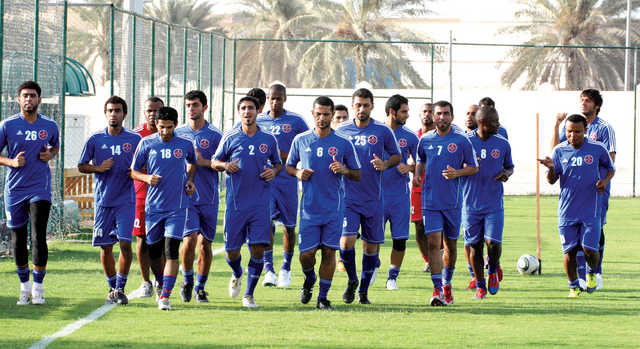 "جانب من تدريبات الشعب استعداداً لمواجهة السماوي\t البيان"