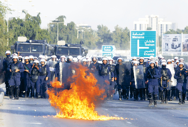 "الشرطة البحرينية تتصدى لمثيري شغب رموا قنابل حارقة على عناصرها في المنامة \t\t\t\t\t\t\t\t\t رويترز"