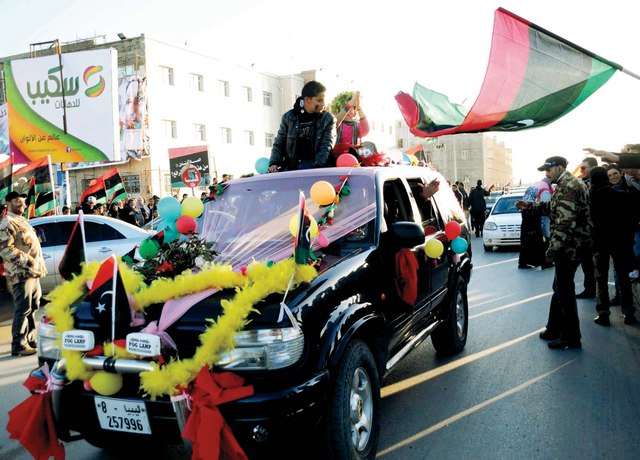 "استدعى الليبيون ثورة 17 فبراير في ذكراها الثانية، إذ شهدت مختلف المدن والمناطق احتفالات صاخبة وسط إجراءات أمنية تحسباً لأي أعمال عنف. \t\t     اي.بي.ايه"