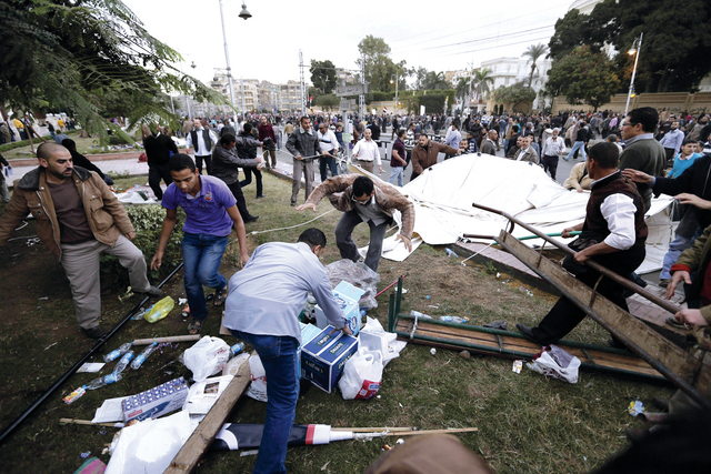 "أنصار الاخوان يزيلون خيم معتصمين محتجين على سياسات النظام في القاهرة\tا.ب"