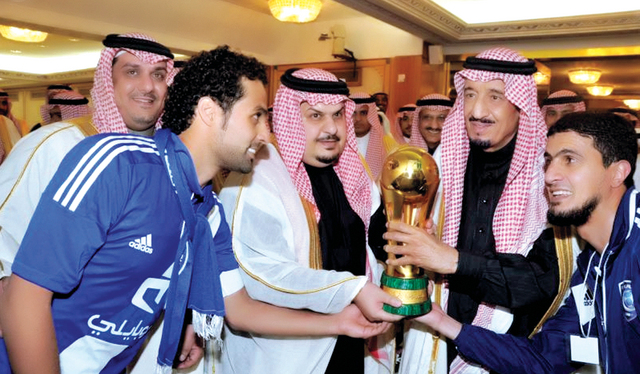 "القحطاني كابتن الهلال يتسلم كأس ولي العهد\t من المصدر"