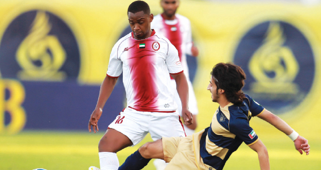 "الوحدة تفوق على دبي بسلاح الكرات الثابتة وطموحه المربع الذهبي \tتصوير: سالم خميس"