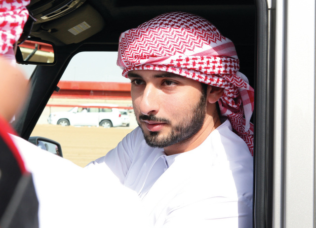 "ماجد بن محمد يتابع السباق المسائي"