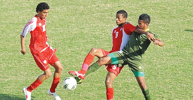 "العكبري (9) في صراع على الكرة مع لاعب من  الشباب   \t\tتصوير - هشام تكنيوين"