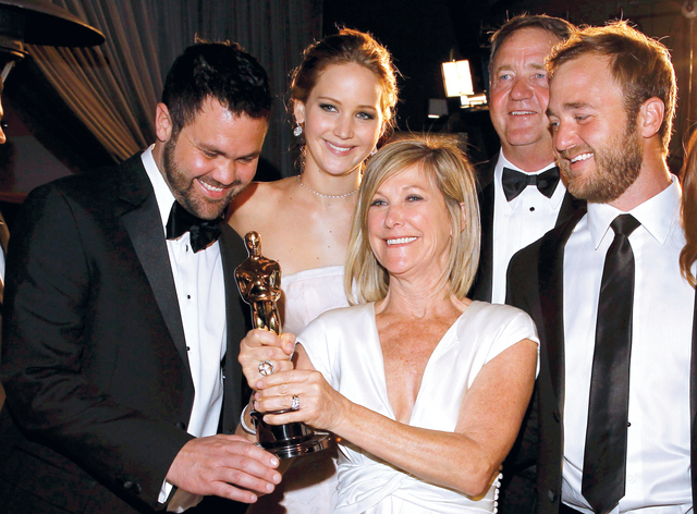 "أفضل ممثلة جانفير لورانس مع أخيها بين وأمها كارين"