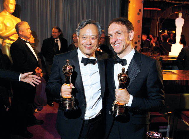 "المخرج التايواني آنج لي  والموسيقار الكندي ميكائيل دانانا"