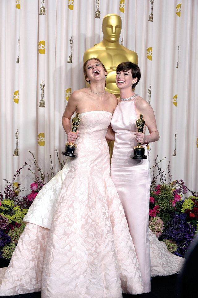 "أن هاثواي وجنيفر لورانس سعيدتان بجائزتيهما لأفضل ممثلة مساعدة وأفضل ممثلة"