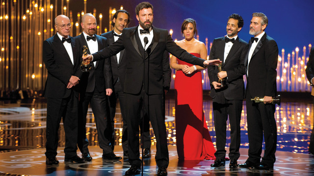 "بن افليك يتوسط طاقم فيلمه \"ارغو\" على خشبة المسرح\t\tأيه بي إيه"