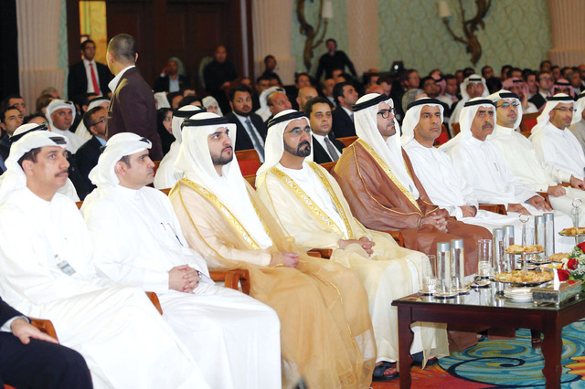 "محمد بن راشد يتابع أعمال المؤتمر بحضور مكتوم بن محمد ومحمد القرقاوي والقمزي\t\tتصوير سيف محمد"