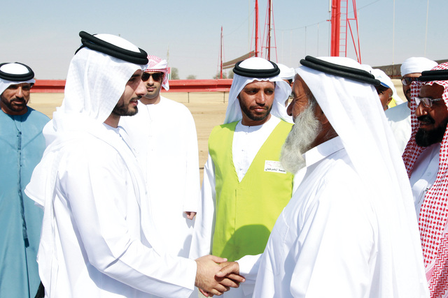 "ماجد بن محمد يتلقى تحية الحضور"