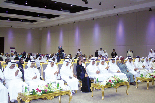 "كبار حضور حفل تدشين الجائزة"