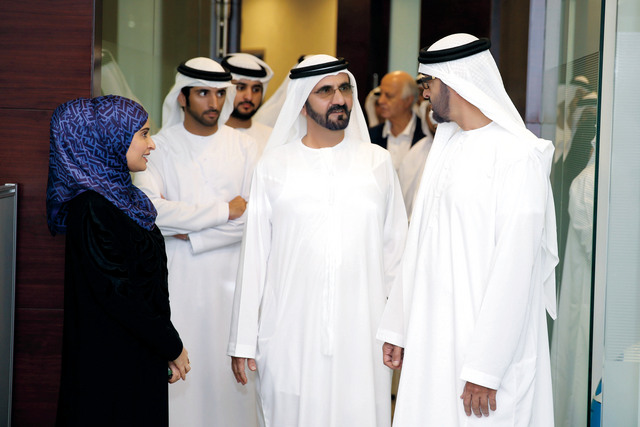 "محمد بن راشد يتبادل الحديث مع محمد بن زايد بحضور حمدان ومكتوم بن محمد تصوير: سيف محمد"