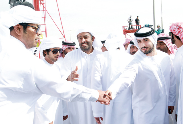 "ماجد بن محمد  مصافحا الحضور"