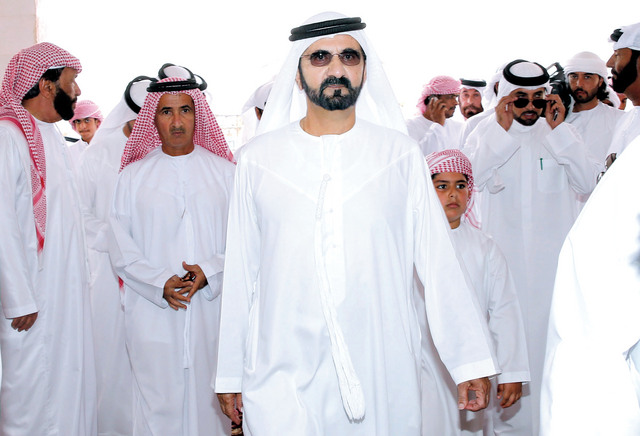 "محمد بن راشد ومروان آل مكتوم وجمع من المواطنين \tتصوير ـــ خليفة اليوسف"