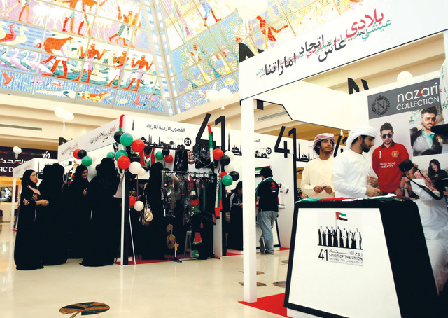 "السوق الوطنية للمشاريع الصغيرة في مركز وافي \tتصوير ــ خالد نوفل"
