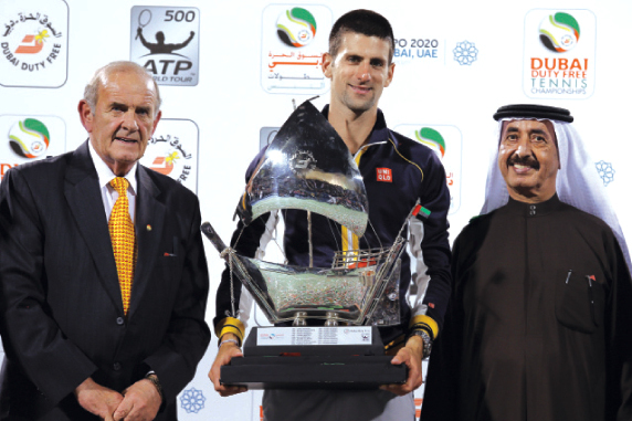 "حشر بن مكتوم لحظة تتويجه نوفاك ديوكوفيتش تصوير: عماد علاء الدين"