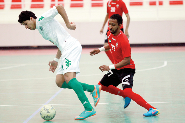 "من مباريات الشباب في دوري الصالات \t تصوير - سالم خميس"