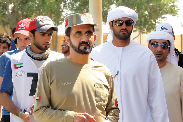"محمد بن راشد خلال متابعته السباق تصوير: مجدي اسكندر"
