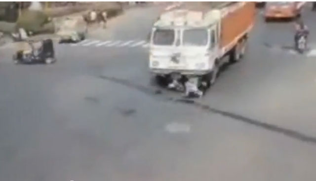 شاهد.. امرأة تنجو من تحت عجلات شاحنة بـ"أعجوبة"