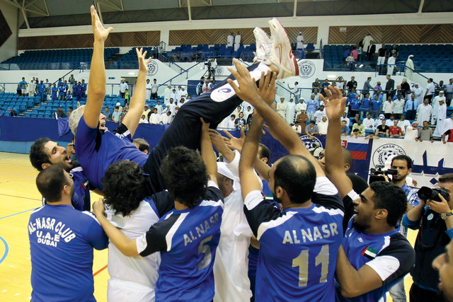 "لاعبو النصر يحملون مدربهم بعد التتويج"
