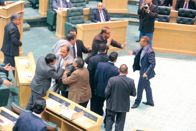 "فوضى في جلسة مجلس النواب\tالبيان"