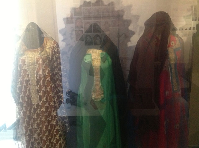"بعض من الأزياء الإماراتية"
