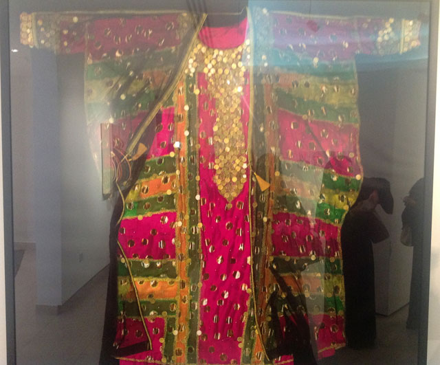 "من الزي الإماراتي"