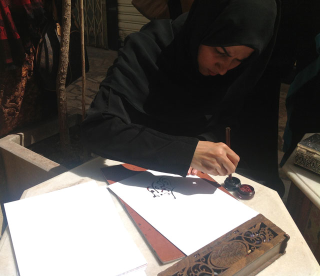 "الفنانة نرجس نورالدين تنقش الأسماء ببراعة وفن"