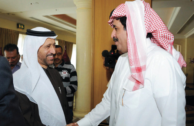 "السركال يصافح أحمد النعيمي"