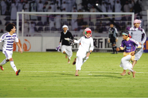 "مشجع يقتحم ملعب القطارة أثناء لقاء العين والهلال في دوري أبطال آسيا\t\t تصوير ناصر بابو"