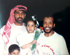 "سالم خليفة مع ابنته وأحد المشجعين"