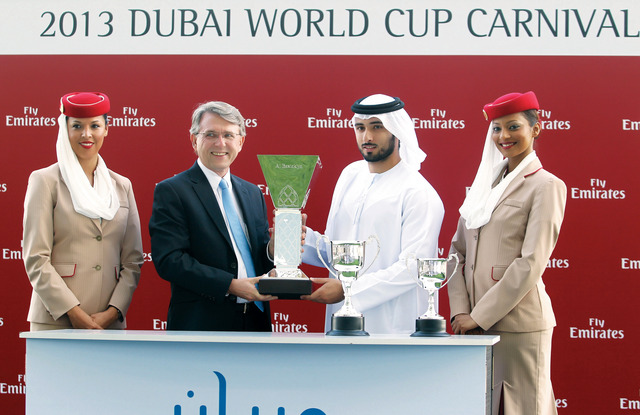 "ماجد بن محمد تسلم كأس فوز «سيكرت نمبر» ببطولة البستكية"