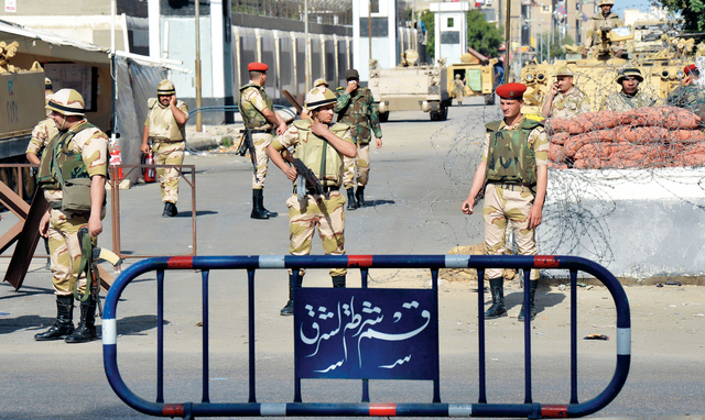 "جنود مصريون يحرسون ميناء بورسعيد \tأ ف ب"