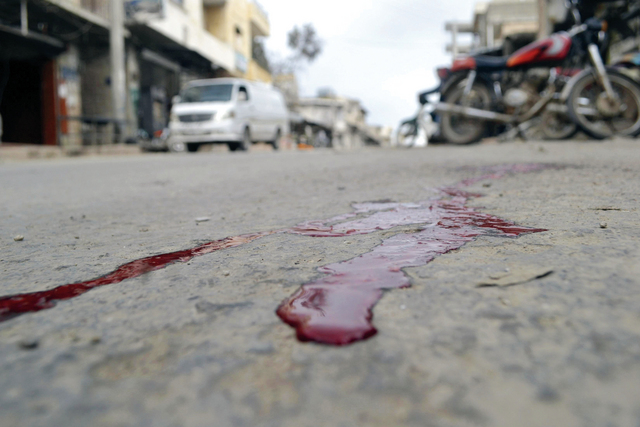"دماء على الاسفلت بعد قصف جوي من قبل النظام على قرية كفرنبل     \t رويترز"