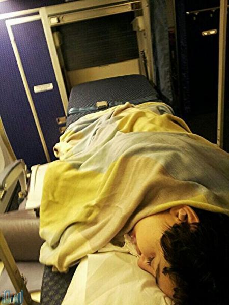 "\"نورة\" في الطائرة أثناء نقلها لمستشفى ويلينجتون في لندن"