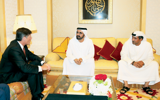 "محمد بن راشد يتبادل الحديث مع رئيس مجموعة سيتي المصرفية بحضور أحمد بن سعيد تصوير - محمد هشام"
