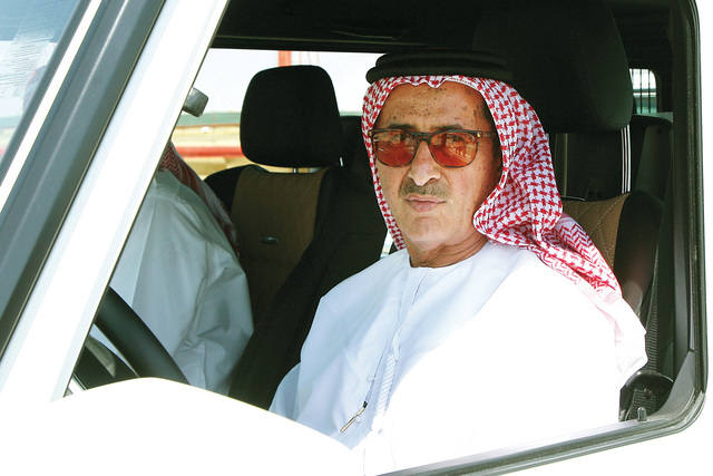 "المر بن مكتوم يتابع السباقات"