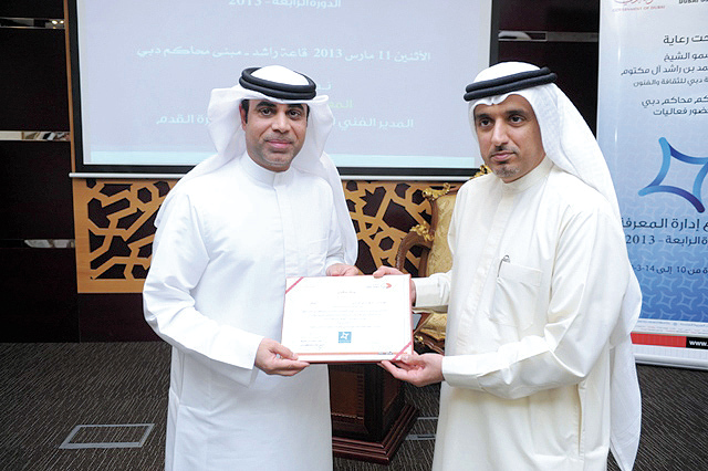 "أحمد بن هزيم خلال تكريم مهدي علي \t من المصدر"