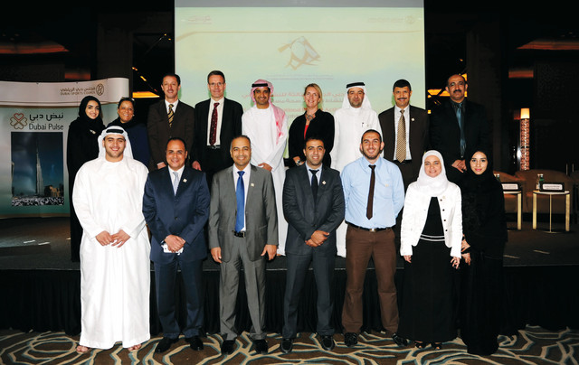 "الشريف يتوسط فريق العمل باللجنة المنظمة للندوة"