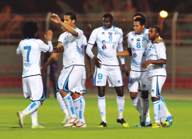 "لاعبو بني ياس يحتفلون بالتأهل إلى دور الثمانية الخليجي \t تصوير - محمد رفيق"