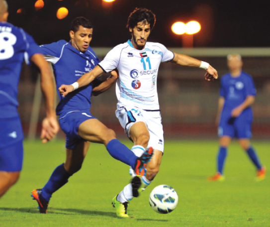 "سلطان الغافري يحاول المرور بالكرة في مباراة البسيتين"