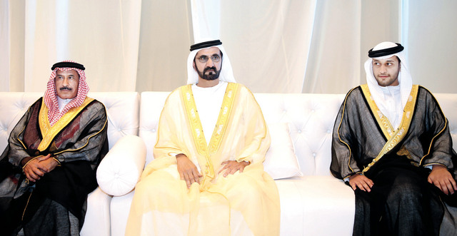 "محمد بن راشد يتوسط العريس علي ووالده محمد الشعفار"