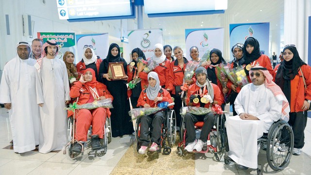 "كبار المستقبلين مع بطلات ألعاب القوى لدى عودتهن المظفرة من البحرين \t                               من المصدر"