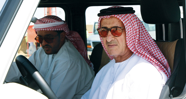 "المر بن مكتوم خلال متابعته السباق"