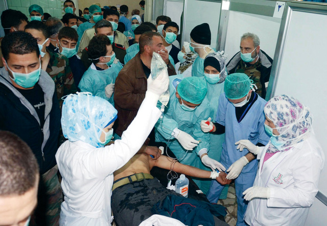 "صورة وزعتها وكالة سانا لما قالت إنها عمليات إسعاف للمصابين بالأسلحة الكيماوية في حلب\t\t     أ.ب"