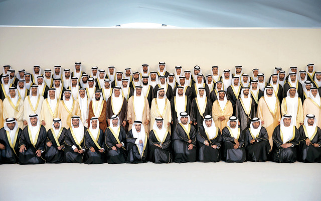"محمد بن راشد وسعود القاسمي ومحمد بن زايد ومكتوم بن محمد ومحمد بن سعود وحمدان وهزاع وسعيد ونهيان وسيف ومنصور بن زايد وطحنون بن محمد ومحمد المر في لقطة تذكارية مع العرسان \tتصوير ـــ خليفة اليوسف ووام"